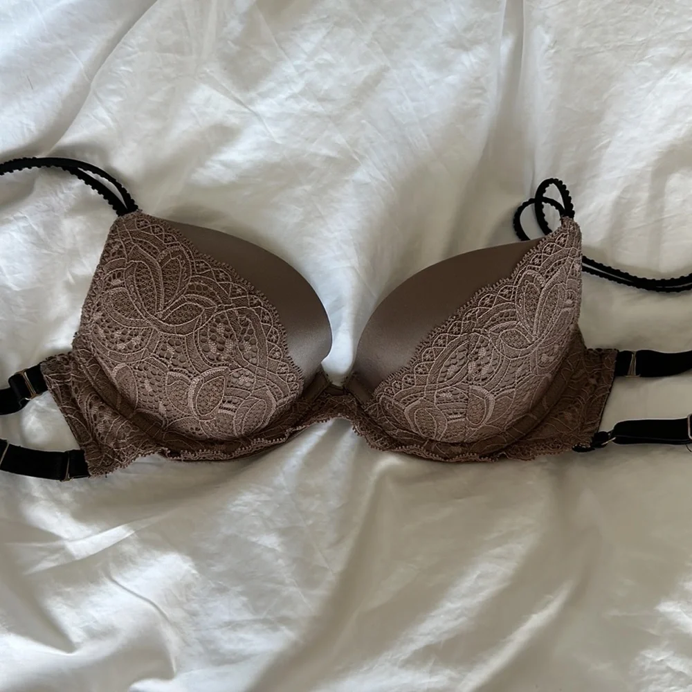 Victoria’s Secret Push-Up Bra / Size 32B - Picture 2 of 3